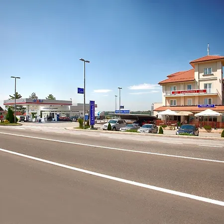 Knezevina Hotel 3*